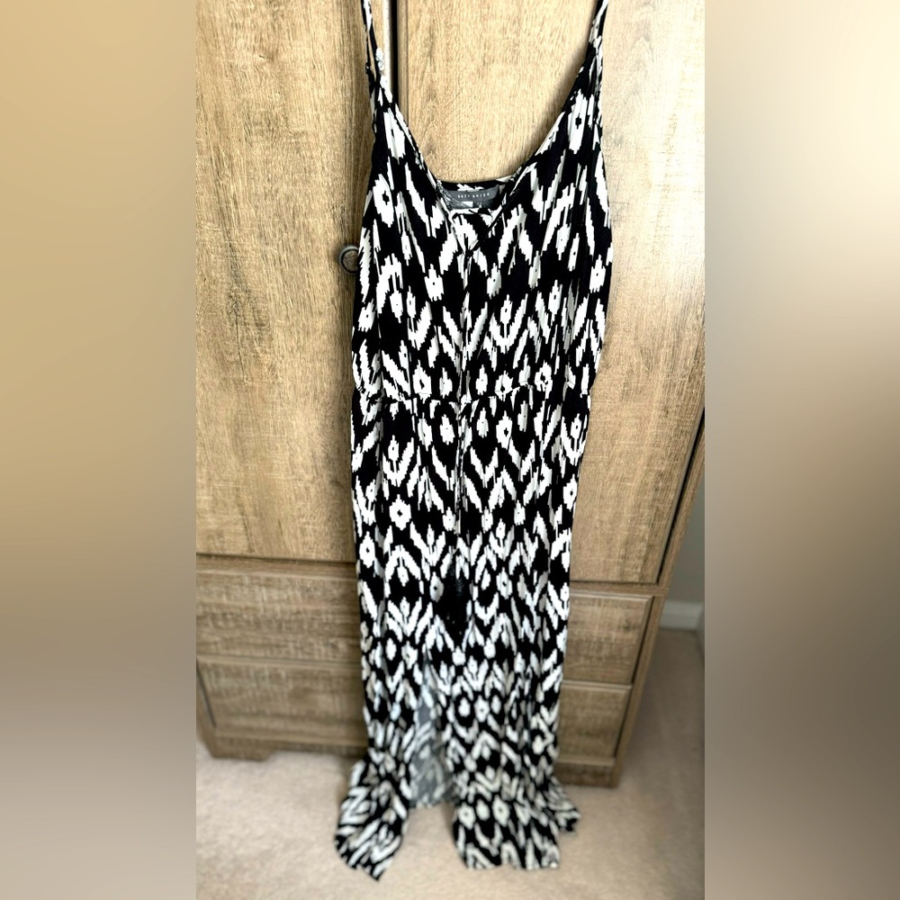 Suzy Shier Dress - slits at the front, size XL